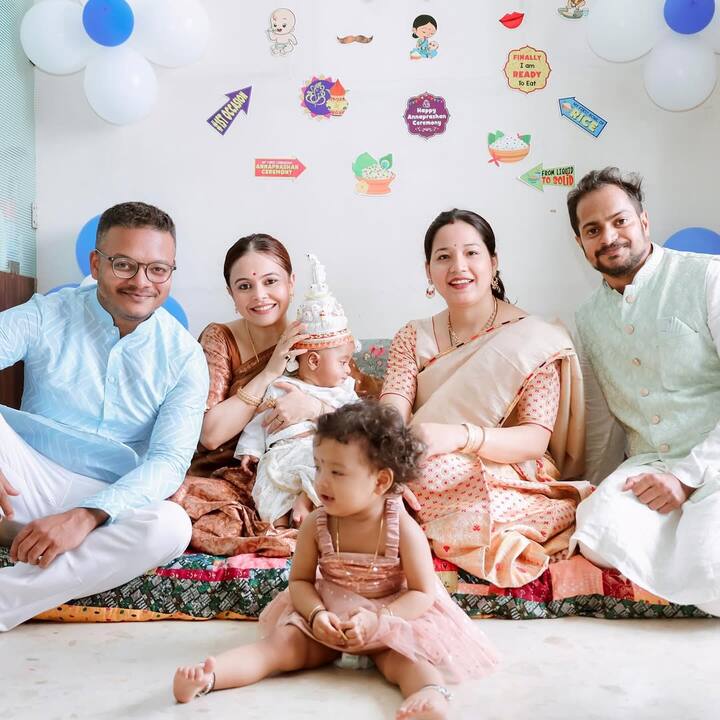 एक्ट्रेस ने इंस्टाग्राम पर 10 जून को बेटे की अन्नप्राशन की तस्वीरें की हैं. इसमें देवोलीना के पति संग उनका पूरा परिवार मौजूद है.