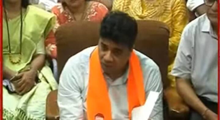 मुंब्रा रेल्वे दुर्घटनेविरोधात मनसेने रेल्वे प्रशासनावर धडक मोर्चा काढण्याची घोषणा केली होती. त्यानंतर मनसेचे नेते अविनाश जाधव यांच्या नेतृत्वात आता मनसे शिष्टमंडळ ठाणे रेल्वे स्थानकात दाखल झाले आहे.