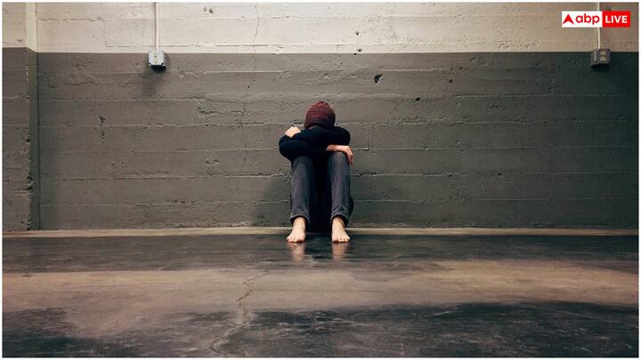 क्रोनिक किडनी डिजीज (CKD) और किडनी कैंसर के बीच तगड़ा कनेक्शन है. नेशनल किडनी फाउंडेशन के अनुसार, जिन लोगों को लंबे समय तक किडनी की बीमारी रहती है, उनमें किडनी कैंसर का खतरा 5 गुना तक बढ़ जाता है. जो मरीज डायलिसिस पर हैं, उन्हें इससे काफी दिक्कत होती है.