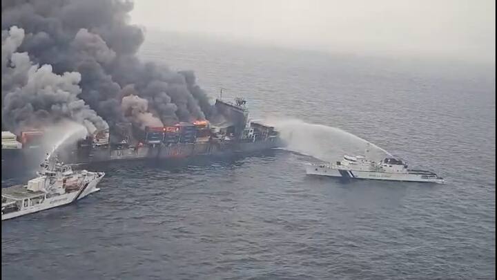 दरम्यान, आज सकाळी काढलेले जहाजाचे फोटो भारतीय तटरक्षक दलाने दिले आहेत.