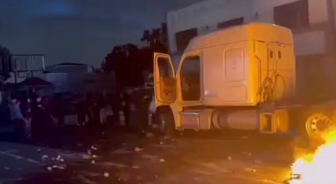 પરિસ્થિતિને કાબૂમાં લેવા માટે પોલીસે ટીયર ગેસ અને રબર બુલેટનો ઉપયોગ કર્યો હતો. બંદૂકોથી સજ્જ પોલીસકર્મીઓ તૈનાત જોવા મળ્યા. ઘણી જગ્યાએ પોલીસકર્મીઓ ઘોડા પર પેટ્રોલિંગ કરતા જોવા મળ્યા હતા.