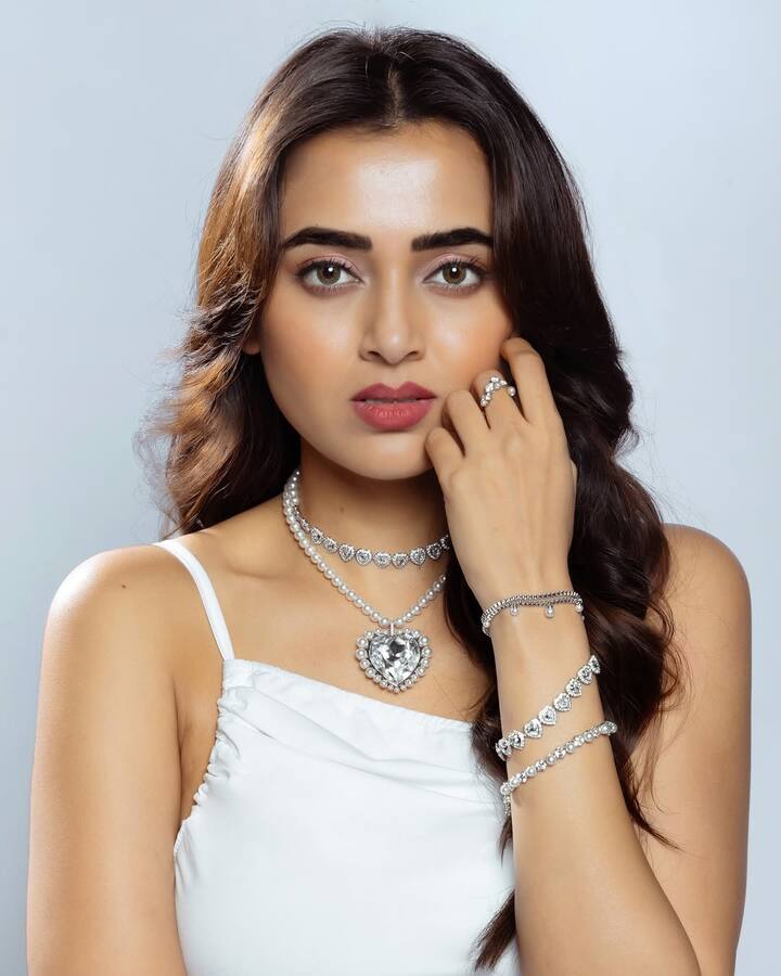 बात करें तेजस्वी के प्रॉपर्टी की तो मुंबई के जुहू बीच पर उनका एक शानदार घर है. इसी एरिया में बॉलीवुड के कई बड़े सेलेब्स के भी घर मौजूद हैं.