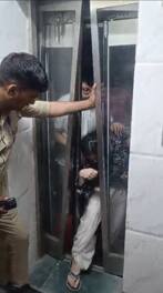ग्रेटर नोएडा में एक ही परिवार के 6 लोग लिफ्ट में फंसे, पुलिस ने की मदद, सामने आईं तस्वीरें