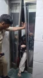 ग्रेटर नोएडा की सीनियर सिटीजन सोसाइटी में एक ही परिवार के 6 लोग लिफ्ट में फंस गए. करीब 45 मिनट तक यह लोग लिफ्ट में फंसे रहे. इसके बाद इन लोगो ने 112 पर कॉल की जिसके बाद तत्काल पीआरवी मौके पर पहुँची और लोहे की रोड से लिफ्ट को कड़ी मशक्कत के बाद खोलकर 6 सदस्य को सुरक्षित बाहर निकाला.