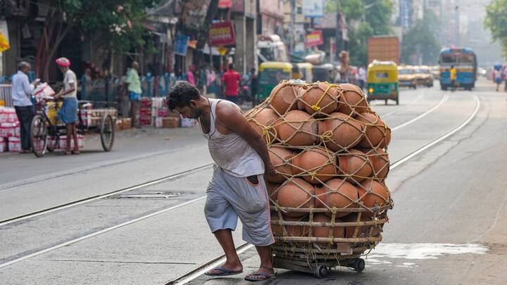 কাল থেকে বৃষ্টি বাড়বে উত্তরবঙ্গের জেলাগুলিতে। উইকেন্ডে ভারী বৃষ্টি দার্জিলিঙে। ভারী বৃষ্টির সম্ভাবনা আলিপুরদুয়ার ও সংলগ্ন জেলাতেও। উত্তরবঙ্গের সব জেলাতেই বৃহস্পতিবার থেকে বজ্রবিদ্যুৎসহ হালকা মাঝারি বৃষ্টির পূর্বাভাস। 