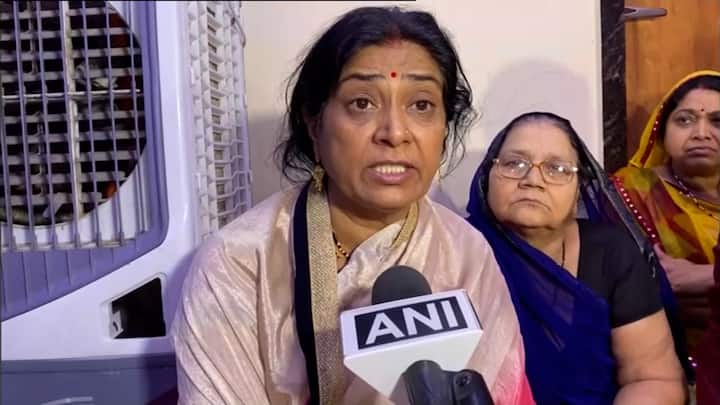 এদিকে রাজা মায়ের দাবি, বিয়ের পর কয়েকটি বিষয়ে তাঁর খটকাও লেগেছিল। রাজা একবার তাঁকে বলেছিলেন যে সোনম তার সঙ্গে খুব বেশি কথা বলছে না। রাজার মনে হয়েছিল সোনম তার প্রতি আগ্রহী নয়। তিনি সোনমকে এই বিষয়ে জিজ্ঞাসা করেন। তখন সোনম বলে সে অফিসের কাজে ব্যস্ত।