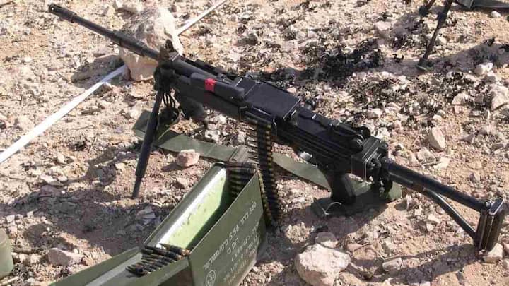 India’s AI LMG: भारतीय सेना लगातार आधुनिक तकनीकों से अपनी ताकत बढ़ा रही है और अब एक ऐसा घातक हथियार तैयार किया गया है जो खुद ही दुश्मन की पहचान कर उसे खत्म कर सकता है.