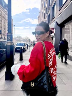 निया शर्मा ने शेयर की इंग्लैंड वेकेशन की फोटोज, स्टाइलिश अंदाज में बिखेरा फैशन का जलवा