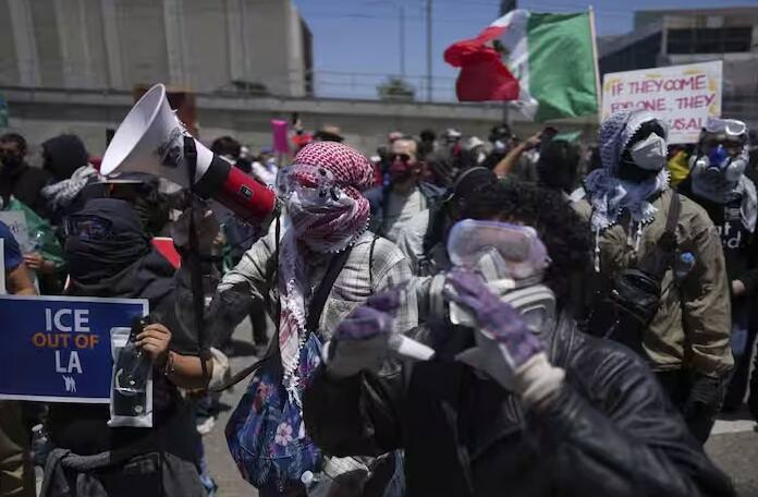 ડોનાલ્ડ ટ્રમ્પ દ્વારા નેશનલ ગાર્ડની તૈનાતી બાદ હોબાળો વધુ વધ્યો હતો. હજારો વિરોધીઓ રસ્તા પર ઉતરી આવ્યા હતા. નેશનલ હાઇવે-101 બ્લોક કરવામાં આવ્યો હતો અને ડઝનબંધ વાહનોમાં આગ લગાવવામાં આવી હતી.