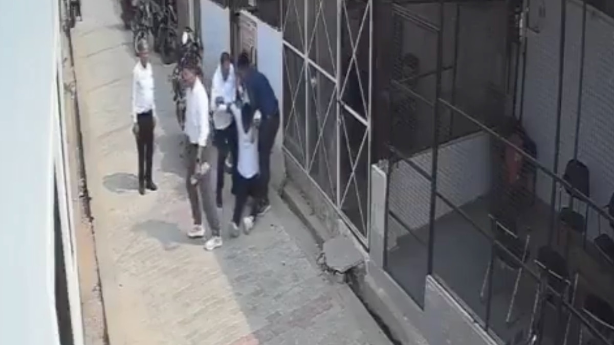 Lucknow Heart Attack: लखनऊ में 25 साल के वकील को अचानक आया हार्ट अटैक, चलते-चलते चक्कर खाकर गिरा, हुई मौत