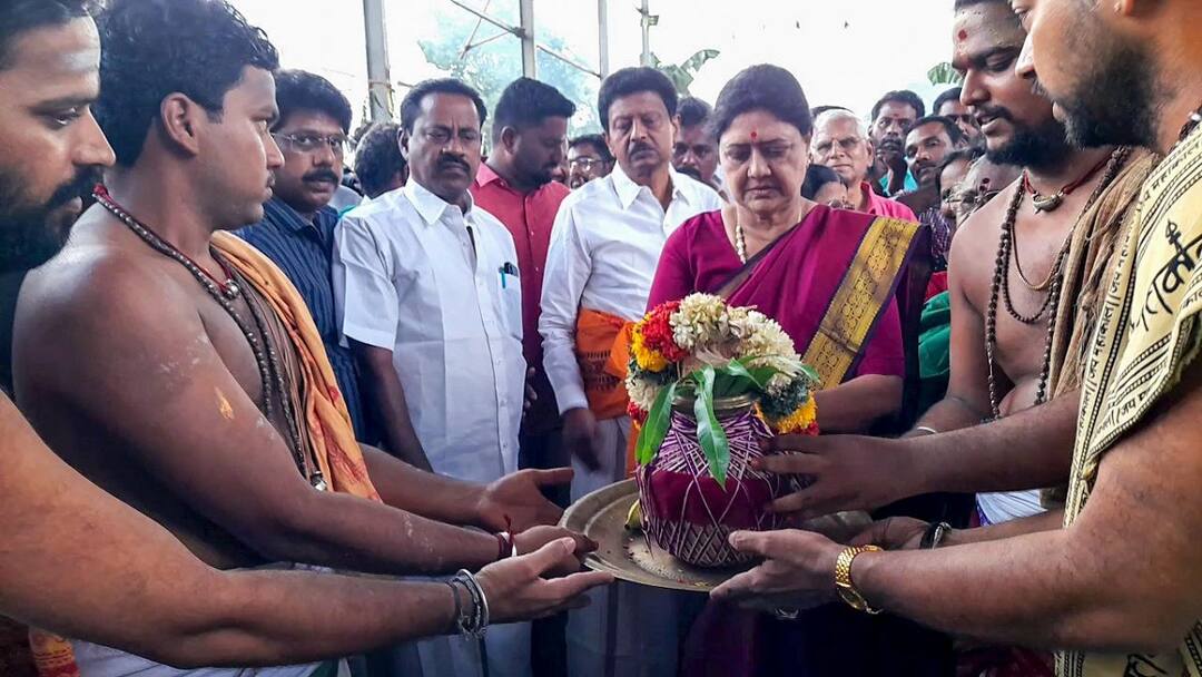 சசிகலா பரபரப்பு பேச்சு: வரி உயர்வு, பாலியல் குற்றச்சாட்டு, 2026 தேர்தல் குறித்தும் அதிரடி கருத்து!