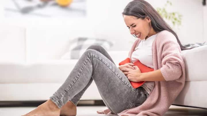 महिलाओं की बच्चेदानी में गांठ होने के कई कारण होते हैं, तो आइए पहले इन कारणों को जानते हैं. जैसे हार्मोन का असंतुलन, गलता या अनहेल्दी लाइफस्टाइल, परिवार में किसी को पहले से यह समस्या होना यानी जेनेटिक कारण और PCOS या PCOD की समस्या होना.