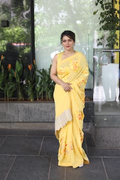 50 की उम्र में येलो फ्लोरल साड़ी में बला की खूबसूरत लगीं काजोल, फैंस बोले- 'उम्र के साथ और खूूबसूरत हो गई हैं'