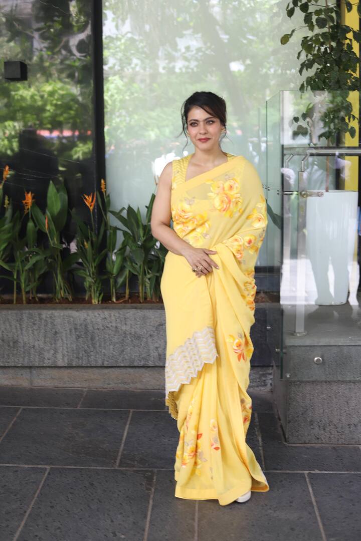 काजोल अब फिल्म के प्रमोशन में लग रही हैं. वो प्रमोशन के दौरान येलो साड़ी में पहुंची.