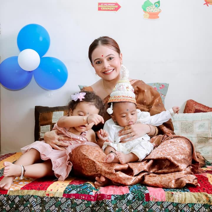तस्वीरों में देवोलीना साड़ी पहने और लाल बिंदी लगाए बेहद खूबसूरत लग रही थीं. अपने बेटे के संग एक्ट्रेस बेहद खूबसूरत दिख रही हैं. उनका बंगाली लुक बेहद प्यारा लग रहा है.