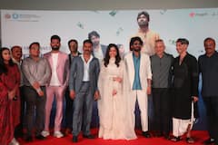 व्हाइट शरारा, माथे पर बिंदी लगा अप्सरा दिखीं रश्मिका मंदाना, धनुष-नागार्जुन संग दिए पोज