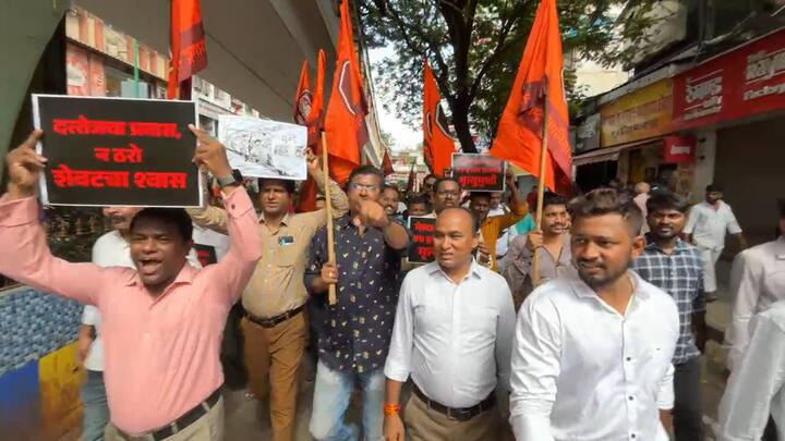 मनसेचा रेल्वेविरोधातील मोर्च्यात मनसेनं रेल्वे प्रशासनाकडे काही प्रमुख मागण्या केल्या आहेत.