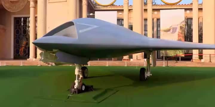 રશિયા પાસે ઓર્લાન-10 જેવા મોટી સંખ્યામાં રિકોનિસન્સ ડ્રૉન છે. આ ઉપરાંત ઇઝરાયલ પાસેથી ખરીદેલા સર્ચર એમકે II ડ્રૉન પણ કાફલામાં સામેલ છે. રશિયા હવે લાંબા અંતરના સશસ્ત્ર ડ્રૉન વિકસાવવામાં પણ રોકાયેલું છે.