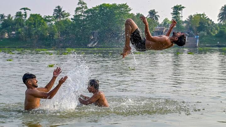 উত্তরবঙ্গে শনি ও রবিবার ভারী বৃষ্টির সম্ভাবনা দার্জিলিং এবং আলিপুরদুয়ার জেলায়। বাকি জেলাতেও ঝড় বৃষ্টির সম্ভাবনা বাড়বে। দার্জিলিং, কালিম্পং, আলিপুরদুয়ার, কোচবিহার, জলপাইগুড়ি এই পাঁচ জেলাতেই ঝড় বৃষ্টির সম্ভাবনা বেশি থাকবে। উত্তরবঙ্গের আট জেলাতেই বজ্রবিদ্যুৎ সহ হালকা মাঝারি বৃষ্টি ও হালকা ঝড়ো হাওয়া বইবে।