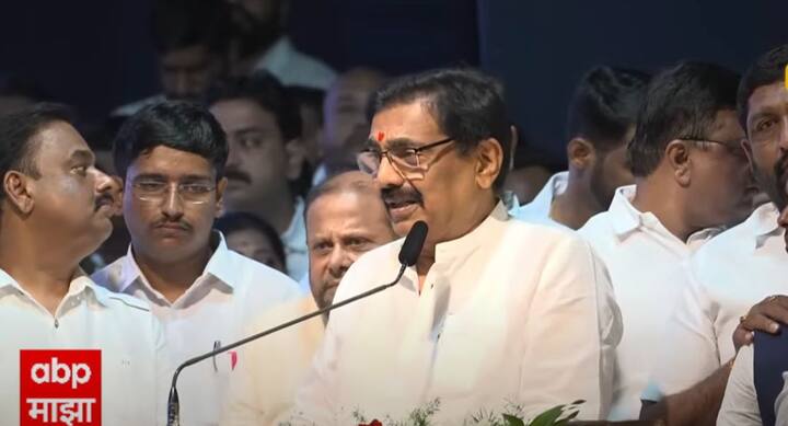 मला प्रदेशाध्यक्षपदातून मुक्त करा अशी मोठी मागणी जयंत पाटील यांनी केली. जयंत पाटील यांनी थेट प्रदेशाध्यक्षपद सोडण्याची मागणी शरद पवारांकडे केल्याने, राजकीय वर्तुळात नव्या चर्चा सुरु झाल्या आहेत.