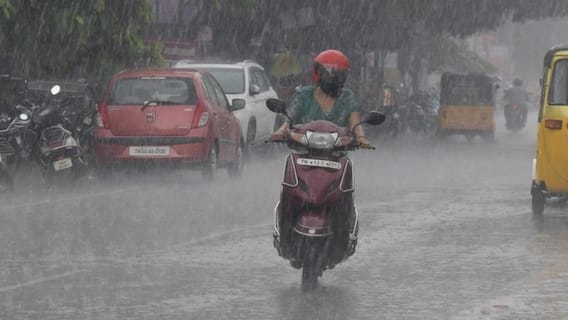 Chennai weather: சென்னையை மிரட்டிய பேய் மழை.. இடி, மின்னலுடன் பொத்துகிட்டு ஊத்திய வானம் - வாகன ஓட்டிகள் அவதி