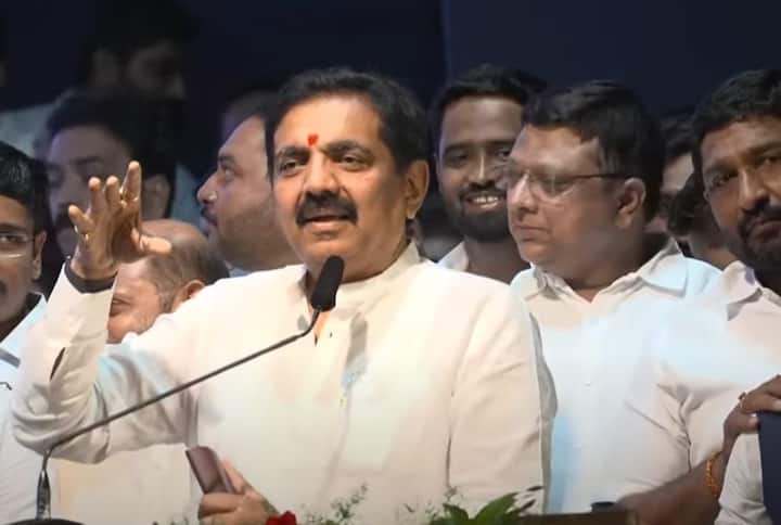 आम्ही पदाधिकारी यांना निमंत्रण दिलं. कार्यकर्ते नाराज झाले. फोन आले. पावसाळ्याच्या कार्यक्रमाला सगळ्यांना बोलवून त्यांची अडचण नको म्हणून बोलवलं नाही. प्रशांतने वेळ घेतली म्हणून पुण्यात कार्यक्रम. चांगलं त्याचं कौतुक. त्रुटींची जबाबदारी माझी, असंही जयंत पाटील यांनी सांगितले.