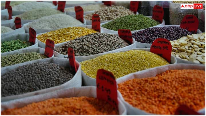 चना, राजमा और मूंग आदि दालों में प्रोटीन, फाइबर, आयरन और मैग्नीशियम काफी ज्यादा होते हैं. 100 ग्राम काले चने में करीब 19 ग्राम प्रोटीन होता है. दालों को अपनी डाइट में शामिल करने से शारीरिक ताकत बढ़ती है.