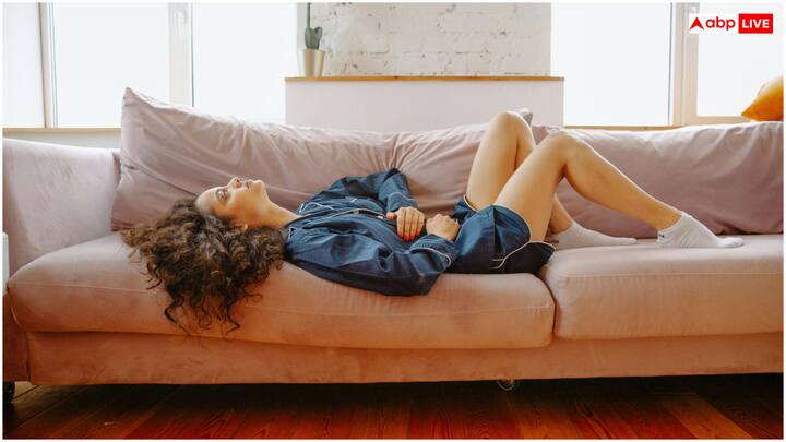 कुछ केमिकल्स के संपर्क में आने से भी किडनी कैंसर का खतरा बढ़ता है. इंटरनेशनल एजेंसी फॉर रिसर्च ऑन कैंसर ने ट्राइक्लोरोएथिलीन (Trichloroethylene) को किडनी कैंसर का प्रमुख कारण बताया है. यह रसायन मेटल क्लीनिंग और डीग्रीजिंग में इस्तेमाल होता है. इसके अलावा प्रिंटिंग और टेक्सटाइल इंडस्ट्री में इस्तेमाल होने वाले केमिकल्स जैसे आर्सेनिक, कैडमियम आदि भी किडनी कैंसर के खतरे को बढ़ाते हैं.