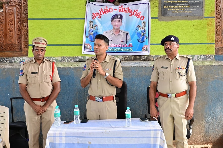 Adilabad News: అడవిలో 7 కిలోమీటర్లు బైక్ పై ప్రయాణించిన ఆదిలాబాద్ ఎస్పీ, ఎందుకో తెలుసా..?