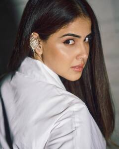 Genelia Deshmukh: महाराष्ट्राच्या वहिनीसाहेब जेनेलिया देशमुखचा मनमोहक अंदाज; केसात गजरा घालून दिसतेय खास!