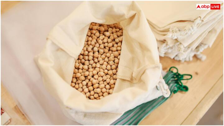 सोयाबीन को वेजिटेरियंस के लिए प्रोटीन का सबसे बेहतरीन सोर्स माना जाता है. 100 ग्राम सोयाबीन में करीब 36 ग्राम प्रोटीन होता है, जबकि 100 ग्राम मटन में सिर्फ 25 ग्राम प्रोटीन होता है. हार्ट हेल्थ से लेकर मांसपेशियों की रिकवरी तक के लिए सोयाबीन बेहद मददगार है.