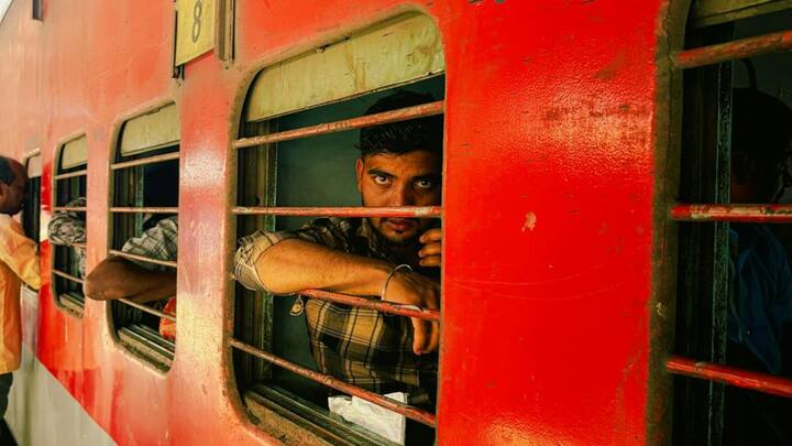 आमतौर पर एक ट्रेन को ब्रेक लगने के बाद 800 से 1200 मीटर तक दूरी तय करती है, तब जाकर रुकती है. कोई भी ट्रेन अचानक नहीं रुकती है, बल्कि समय लेती है.