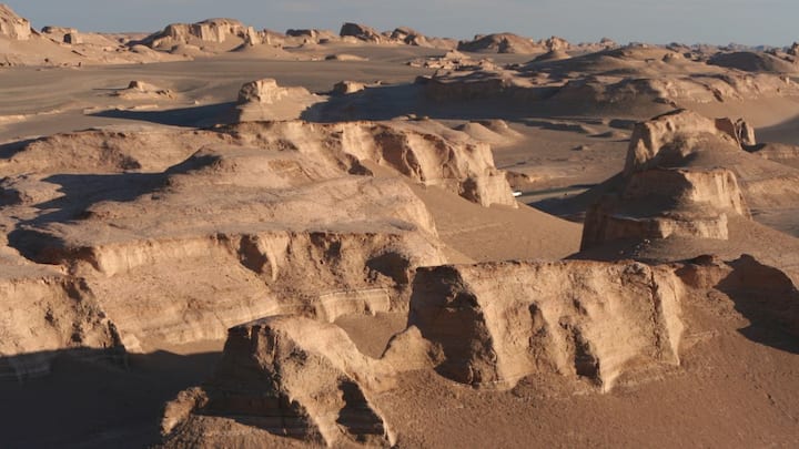 लूत का रेगिस्तान धरती के सबसे गर्म स्थान है. यह देश के दक्षिण-पूर्व में स्थित है. जून से अक्टूबर के बीच यहां पर शुष्क उपोष्ण कटिबंधीय क्षेत्र में तेज हवाएं चलती हैं.