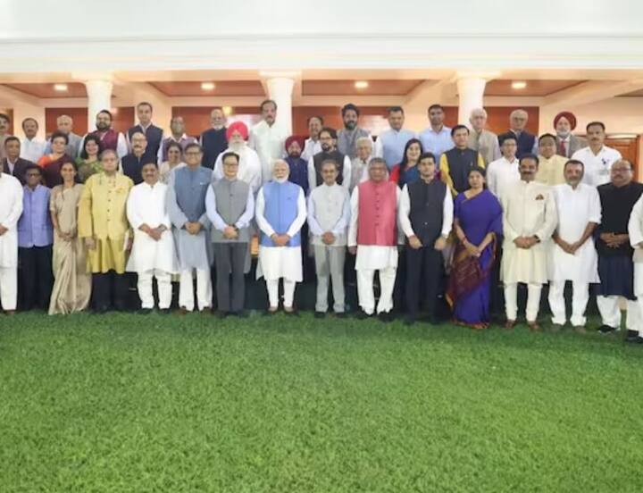 भाजप खासदार रविशंकर प्रसाद आणि बैजयंत पांडा, काँग्रेसचे शशी थरूर, जेडीयूचे संजय झा, शिवसेनेचे श्रीकांत शिंदे, द्रमुकच्या कनिमोळी आणि राष्ट्रवादी (सपा) च्या सुप्रिया सुळे यांनी त्यांच्या संबंधित शिष्टमंडळांचे नेतृत्व जगाच्या विविध भागात केले.