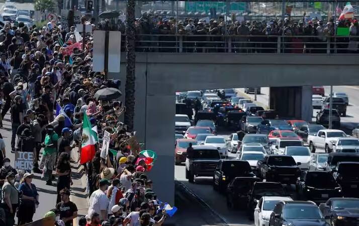 ગવર્નર ગેવિન ન્યૂસોમે ટ્રમ્પને પત્ર લખીને કહ્યું કે સેનાની હાજરી પરિસ્થિતિને સુધારવાને બદલે ઉશ્કેરી રહી છે. ટ્રમ્પે વળતો પ્રહાર કરતા કહ્યું કે ડેમોક્રેટ નેતાઓની નિષ્ફળતાએ આ પરિસ્થિતિ ઉભી કરી છે. અમેરિકાના રાષ્ટ્રપતિ ડોનાલ્ડ ટ્રમ્પ દ્વારા ઇમિગ્રેશન કાયદાઓ પર લેવામાં આવેલા કડક નિર્ણયના વિરોધમાં લોસ એન્જલસ સળગી રહ્યું છે. શુક્રવારે, ફેડરલ અધિકારીઓએ 44 ઇમિગ્રન્ટ્સની અટકાયત કરી હતી.