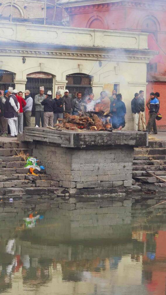 19 साल की गर्लफ्रेंड ने किया सुसाइड, बॉयफ्रेंड चिता पर कूदा