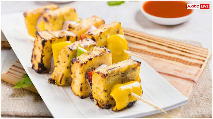 पनीर भारतीय व्यंजनों में बेहद लोकप्रिय है और प्रोटीन का शानदार सोर्स है. 100 ग्राम पनीर में करीब 18-20 ग्राम प्रोटीन होता है, जो इसे नॉनवेज फूड का बेहतरीन ऑप्शन बनाता है. पनीर में कैल्शियम और फॉस्फोरस भी होता है, जो हड्डियों को मजबूत करता है.