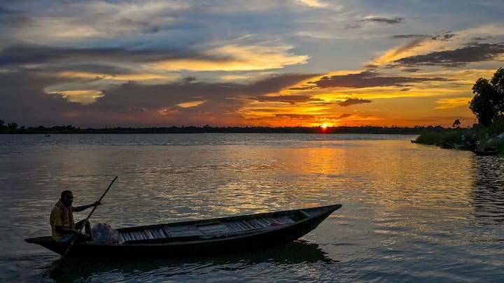 আজ কলকাতার সর্বনিম্ন তাপমাত্রা ২৯.২ ডিগ্রি। গতকাল দিনের সর্বোচ্চ তাপমাত্রা ছিল ৩৫.৪ ডিগ্রি। বাতাসে জলীয় বাষ্পের পরিমাণ আপেক্ষিক আর্দ্রতা ৫৭ থেকে ৯২ শতাংশ। 