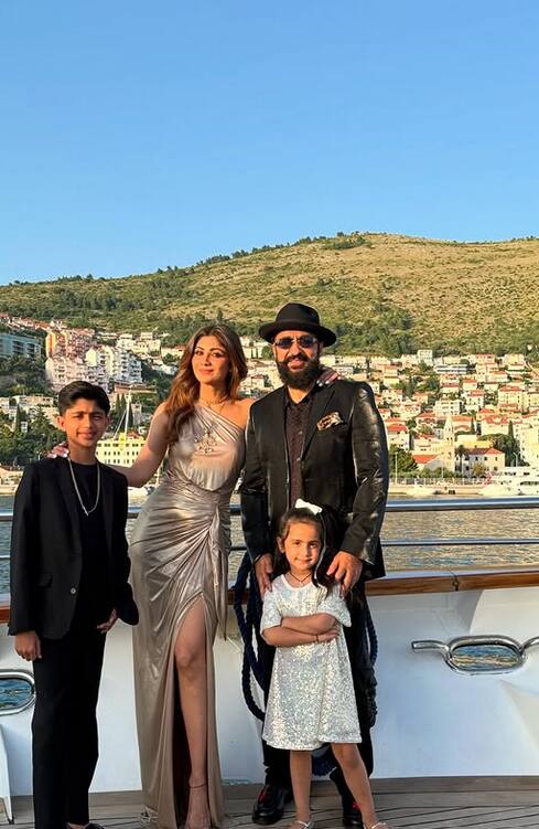 पति और बच्चों के साथ समय बिताती शिल्पा शेट्टी. बर्थडे सेलिब्रेशन में शिल्पा के पति को ब्लैक कलर के आउटफिट में देखा गया. उन्होंने चश्मा और कैप के साथ लुक कंप्लीट किया. वहीं शिल्पा का बेटा भी ब्लैक आउटफिट में दिखा. शिल्पा की बेटी लाइट कलर की ड्रेस में नजर आईं.