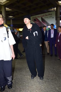 Jackson Wang Pics: सॉन्ग प्रमोशन के लिए मुंबई पहुंचे कोरियन पॉप स्टार जैक्सन वांग, एयरपोर्ट पर पैपराजी को किया नमस्ते