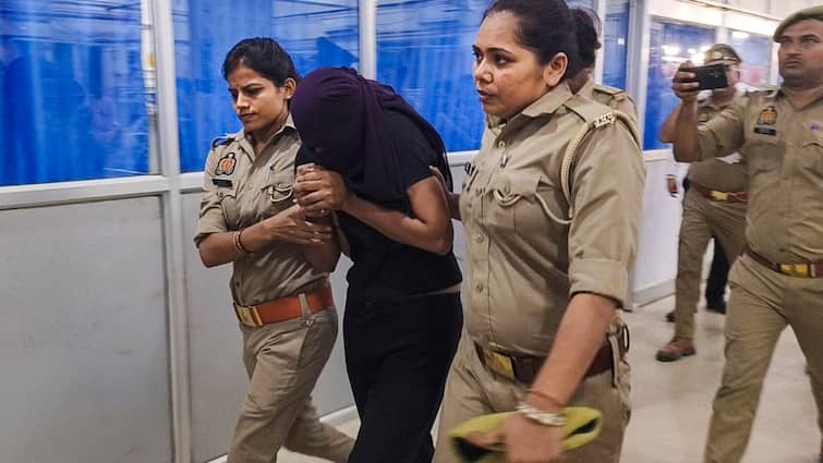 एक शर्ट, एक रेनकोट, किलर्स के खून से सने कपड़े... राजा रघुवंशी मर्डर केस में पुलिस के हाथ क्या-क्या सबूत लगे?