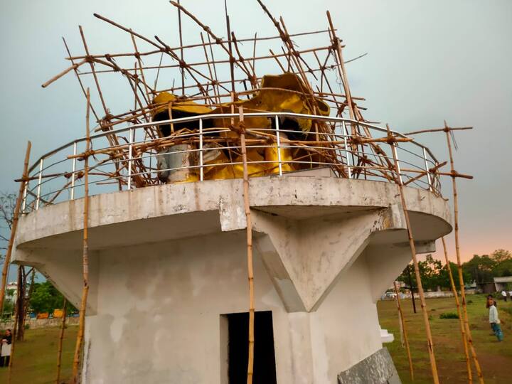 पवनी येथील चंद्रमणी बुद्ध विहार कमिटीच्या माध्यमातून लोकवर्गणीतून ही मूर्ती उभारण्यात आली होती. या मूर्तीचं सध्या रंगकाम करण्यात येत असताना आज सोसाट्याच्या वादळी वाऱ्यात ही मूर्ती कोसळली.