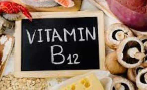 વિટામિન B12 ની ઉણપ નિસ્તેજ ત્વચાનું કારણ બની શકે છે. આ સ્થિતિને કમળો તરીકે ઓળખવામાં આવે છે. આ સિવાય નખમાં સફેદ ડાઘ અથવા નાજુકતા દેખાઈ શકે છે, જેના કારણે તે સરળતાથી તૂટી શકે છે.