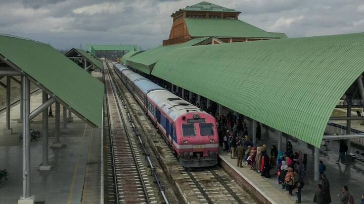 किसी भी ट्रेन के ट्रैक की स्थिति जैसे कि सतह की गुणवत्ता और ढलान भी रुकने की दूरी को प्रभावित करती है.
