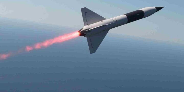 यहां हम उन टॉप 5 मिसाइलों पर नज़र डालेंगे जो मैक 5 से कहीं अधिक की स्पीड तक पहुंचती हैं और जिन्हें रोकना लगभग असंभव होता है. Avangard जो रूस के पास है, एक हाइपरसोनिक बूस्ट-ग्लाइड मिसाइल है जो परमाणु हथियार ले जाने में सक्षम है. इसे रूस ने 2018 में लॉन्च किया था. इसकी रेंज 6000 किलोमीटर से ज्यादा है और इसका वजन लगभग 2000 किलोग्राम है. यह मिसाइल एक बैलिस्टिक मिसाइल (SS-19