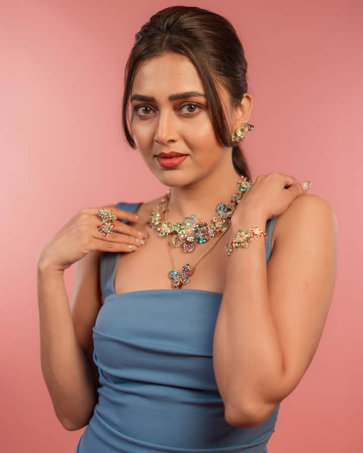 तेजस्वी प्रकाश टेलीविजन इंडस्ट्री की बेहद खूबसूरत और टैलेंटेड एक्ट्रेस हैं. तेजस्वी 10 जून को अपना 32वां बर्थडे सेलिब्रेट किया.