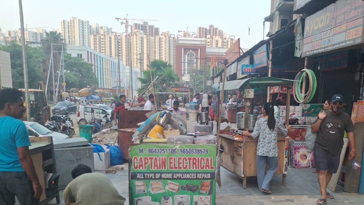 ग्रेटर नोएडा में अवैध रेहड़ी-पटरियों पर चला प्राधिकरण का डंडा, दर्जनों के सामान जब्त