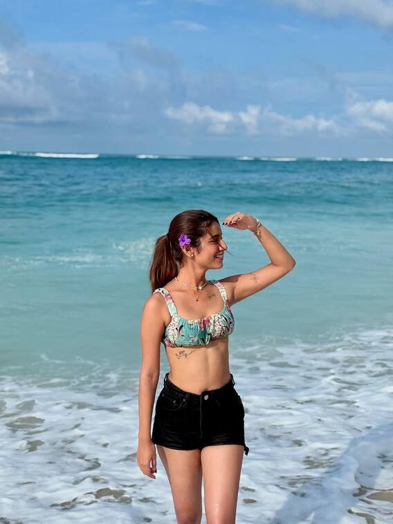 બિકિની ટૉપ અને શોર્ટ્સમાં બીચ પર પ્રિયા પ્રકાશનો સ્ટનિંગ અંદાજ