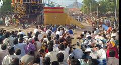 தமிழகத்தில் எங்கும் காணப்படாத வினோத திருவிழா.. 3 லட்சம் தேங்காயை இடி, இடிப்பது போல உடைத்த பக்தர்கள் !