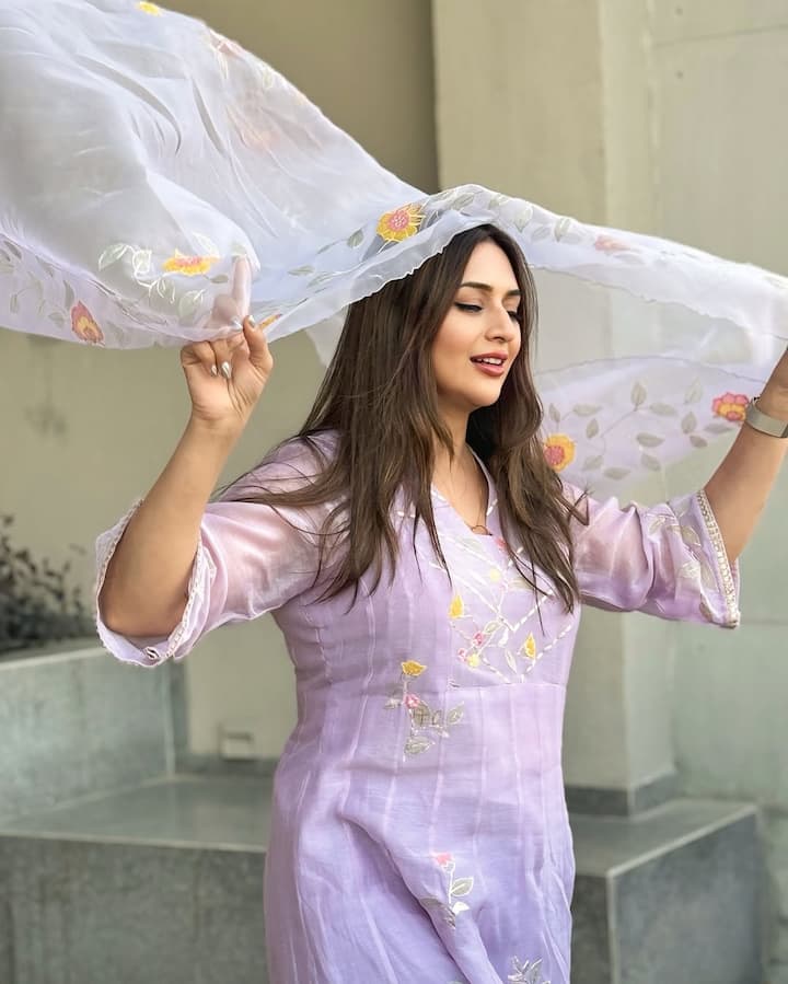 बड़ी मुश्किल से एक दोस्त को उनके शहर भेजा 4 चेक्स निकलवाए, वो भी हूल-पट्टी दिलवाकर. लेकिन, तीन चेक बाउंस हो गया और एक चेक भूना. एक्ट्रेस को 9 लाख का चूना लग गया.